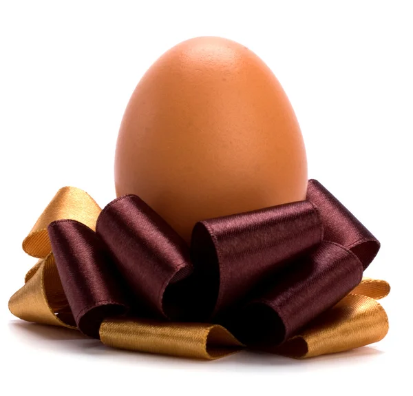 Velikonoční vajíčko s lukem izolovaných na bílém pozadí — Stock fotografie
