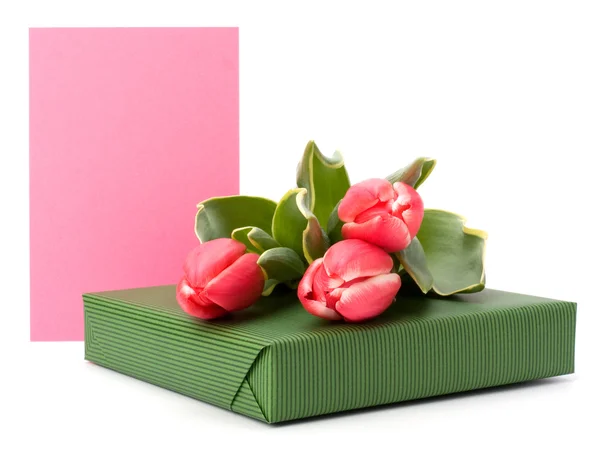 Prezent z różowe tulipany na białym tle — Zdjęcie stockowe