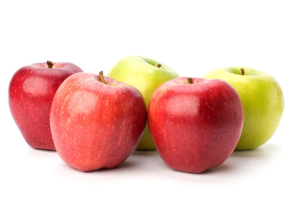 แอปเปิ้ลที่แยกกันบนพื้นหลังสีขาว — ภาพถ่ายสต็อก
