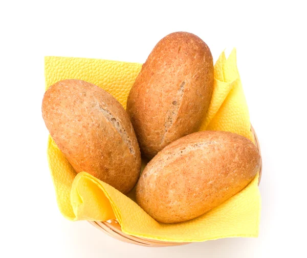Frische warme Brötchen im Brotkorb isoliert auf weißem Hintergrund — Stockfoto