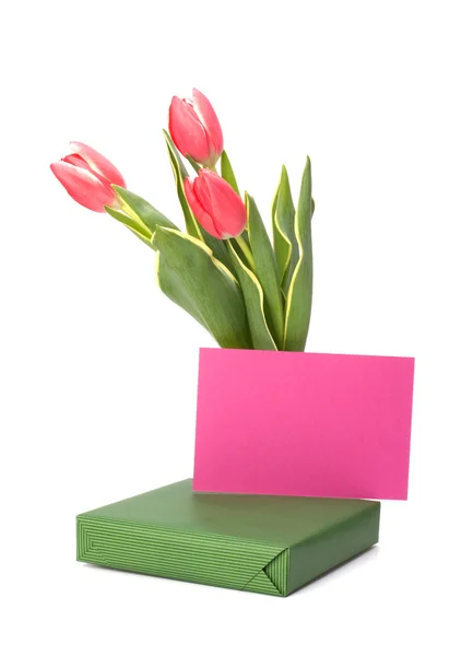 Cadeau met roze tulpen geïsoleerd op witte achtergrond — Stockfoto