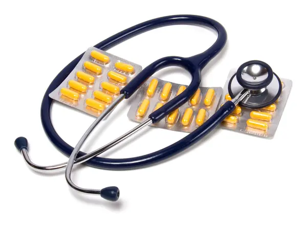 Stetoskop og tabletter isolert på hvit bakgrunn – stockfoto