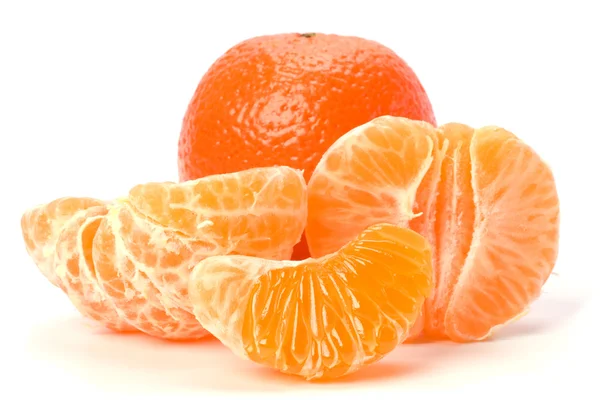 Mandarina aislada sobre fondo blanco —  Fotos de Stock