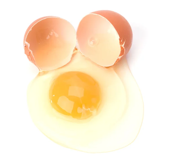 Розбите яйце ізольовано на білому тлі — стокове фото