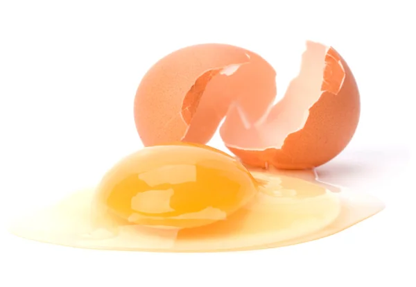 Törött tojás izolált fehér alapon — Stock Fotó