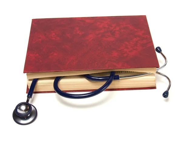 Стетоскоп на красной книге выделен на белом фоне — стоковое фото
