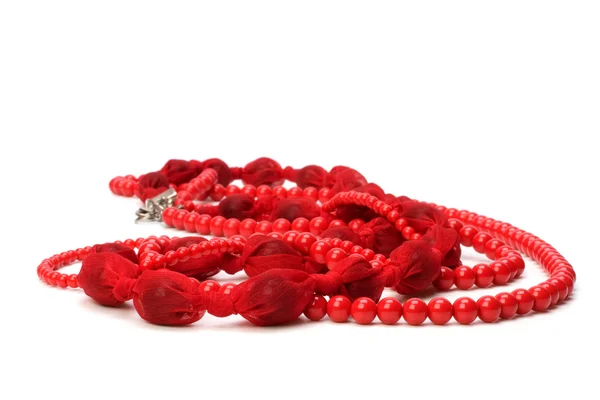Perles rouges isolées sur fond blanc — Photo