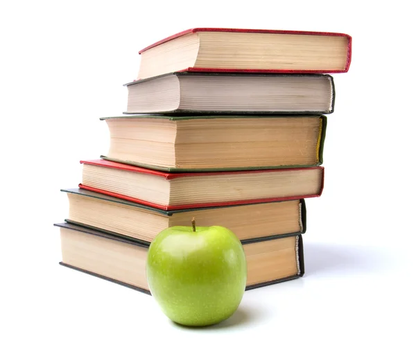 Apilado de libros con manzana aislada sobre fondo blanco —  Fotos de Stock