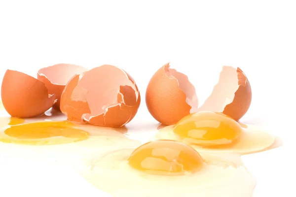 Gebroken eieren geïsoleerd op witte achtergrond — Stockfoto