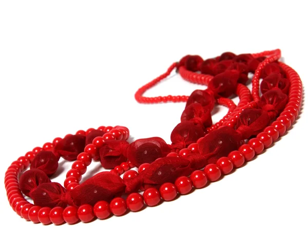 Röda pärlor isolerade på vit bakgrund — Stockfoto