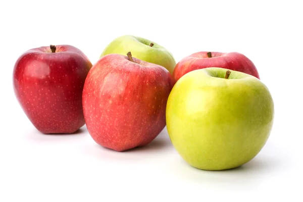 Manzanas aisladas sobre fondo blanco —  Fotos de Stock