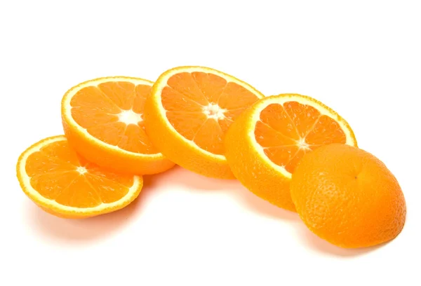 Fette di arancia isolate su sfondo bianco — Foto Stock