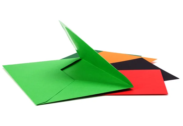 Envelope verde com cartões isolados em fundo branco — Fotografia de Stock