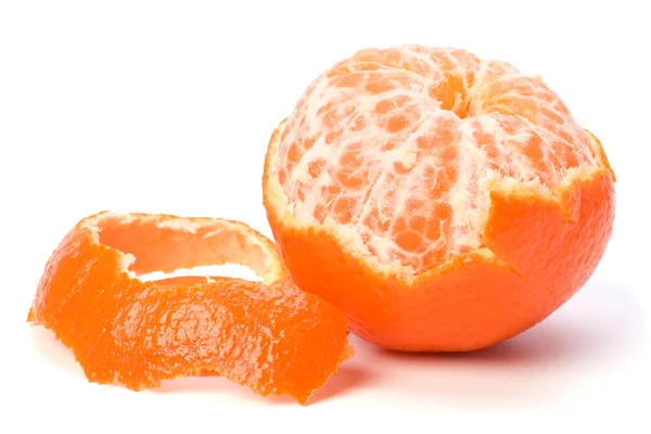 Mandarina descascada isolada sobre branco — Fotografia de Stock