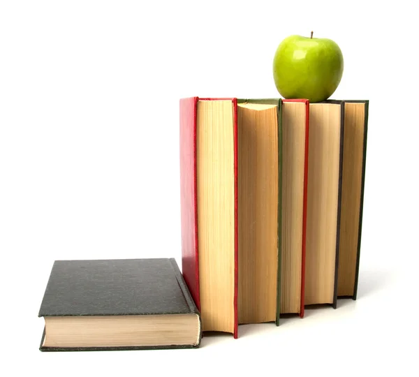 Apilado de libros con manzana aislada sobre fondo blanco —  Fotos de Stock