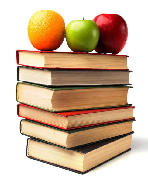 Beyaz arka plan üzerinde izole meyve ile kitap yığını — Stok fotoğraf