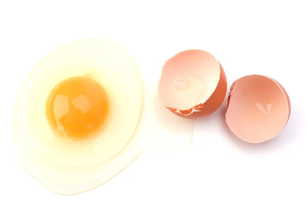 Uovo rotto isolato su sfondo bianco — Foto Stock