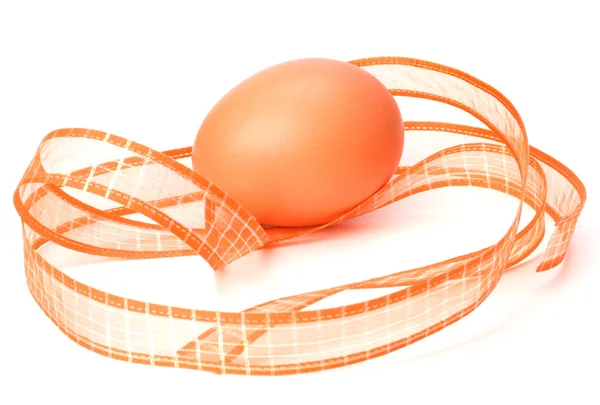 Πασχαλινό αυγό με κορδέλα που απομονώνονται σε λευκό — Φωτογραφία Αρχείου