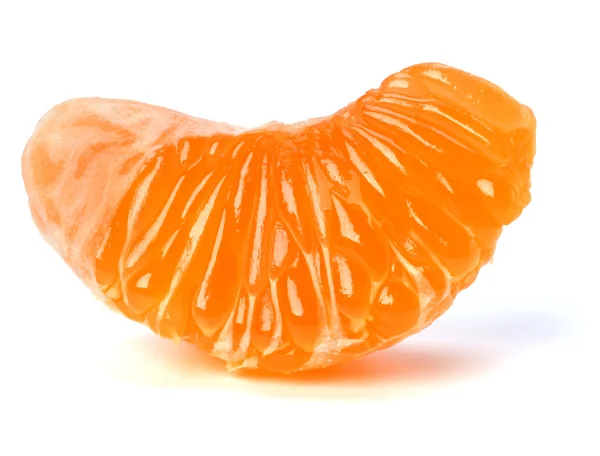 Gepelde mandarijn segment geïsoleerd op witte achtergrond — Stockfoto