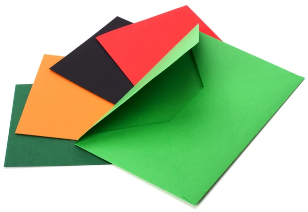 Зеленый конверт с карточками на белом фоне — стоковое фото