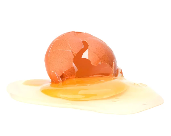 Gebrochenes Ei isoliert auf weißem Hintergrund — Stockfoto