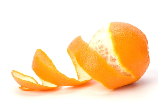 Πορτοκαλί με ξεφλουδισμένο σπειροειδές δέρμα απομονωμένο σε λευκό φόντο — Φωτογραφία Αρχείου