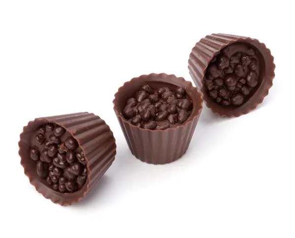 Pralinas de chocolate isoladas em fundo branco — Fotografia de Stock