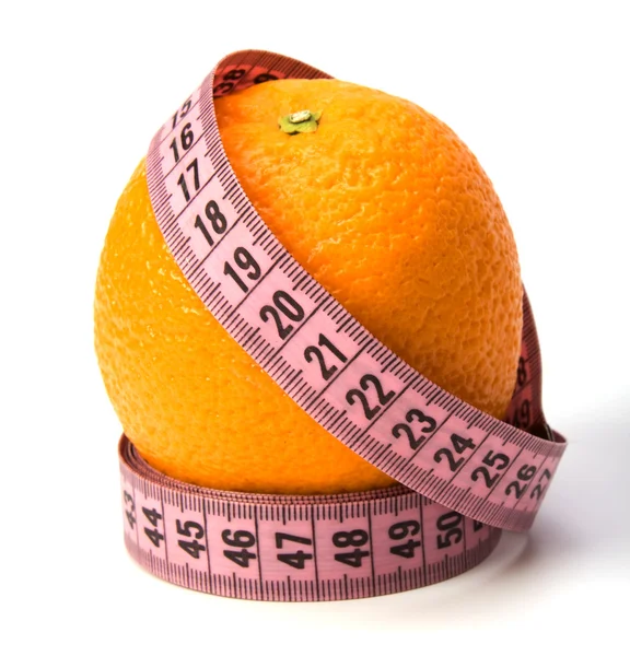 Fita métrica enrolada em torno da laranja isolada em branco backgr — Fotografia de Stock