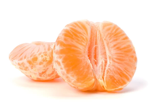 Segmenti di mandarino pelati isolati su sfondo bianco — Foto Stock