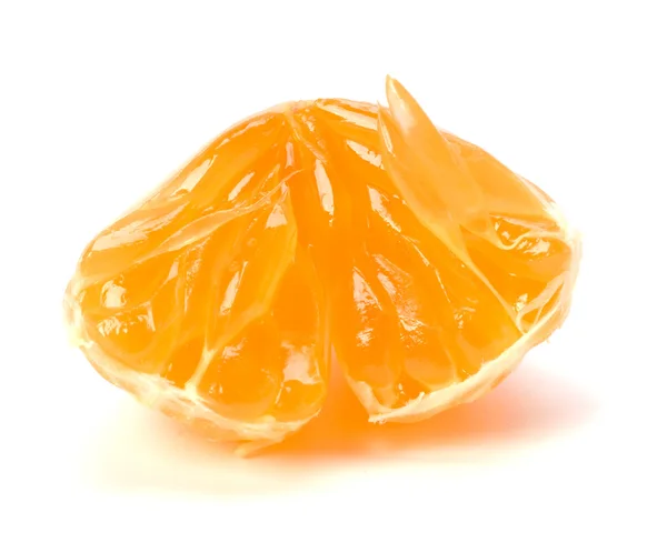 Oloupané mandarinky segmentu izolovaných na bílém pozadí — Stock fotografie
