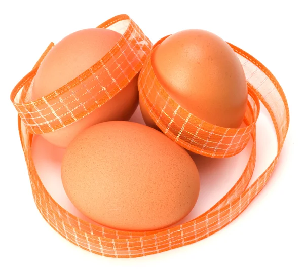 Πασχαλινά αυγά με κορδέλα που απομονώνονται σε λευκό — Φωτογραφία Αρχείου