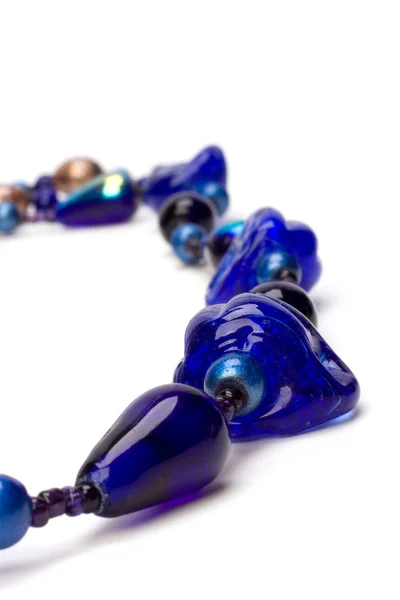 Blaue Perlen isoliert auf weißem Hintergrund — Stockfoto