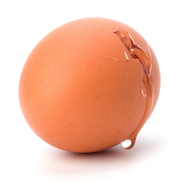 Huevo roto aislado sobre fondo blanco —  Fotos de Stock