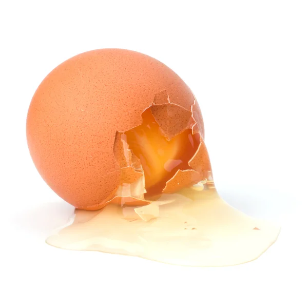 Uovo rotto isolato su sfondo bianco — Foto Stock