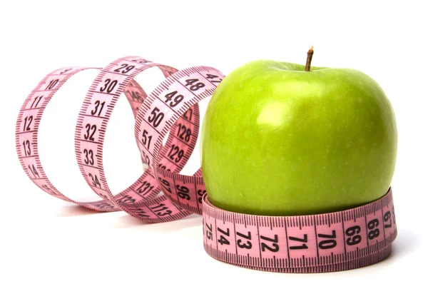 Fita métrica enrolada em torno da maçã isolada no backgro branco — Fotografia de Stock