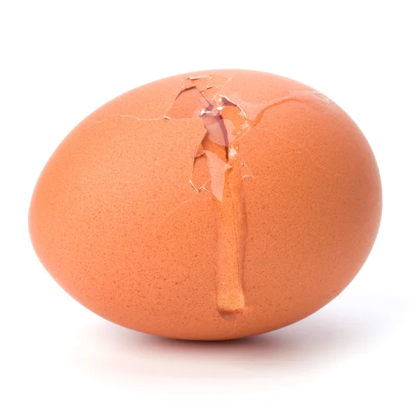 Rozbité vejce izolované na bílém pozadí — Stock fotografie