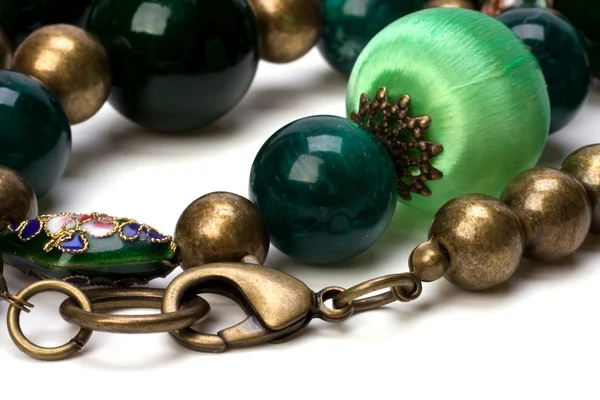 Grüne Perlen isoliert auf weißem Hintergrund — Stockfoto
