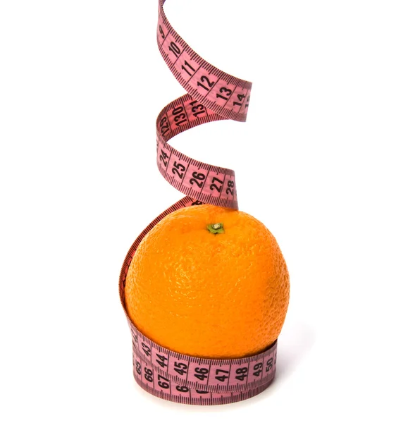 A narancs a elszigetelt fehér háttérben köré mérőszalag — Stock Fotó