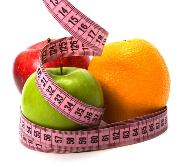 Ruban à mesurer enroulé autour de fruits isolés sur fond blanc — Photo