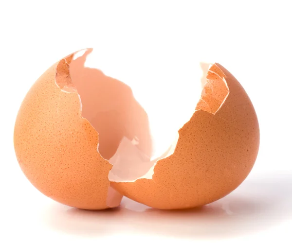 Casca de ovo quebrada isolada no fundo branco — Fotografia de Stock