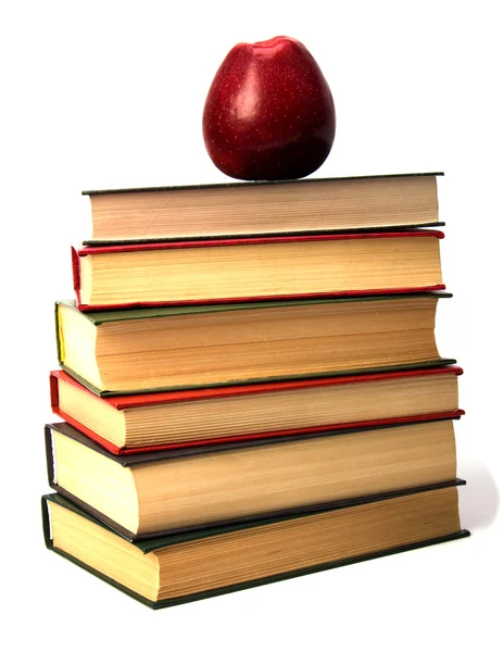 Bücherstapel mit Apfel isoliert auf weißem Hintergrund — Stockfoto