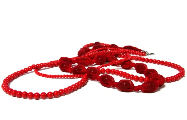 Perles rouges isolées sur fond blanc — Photo