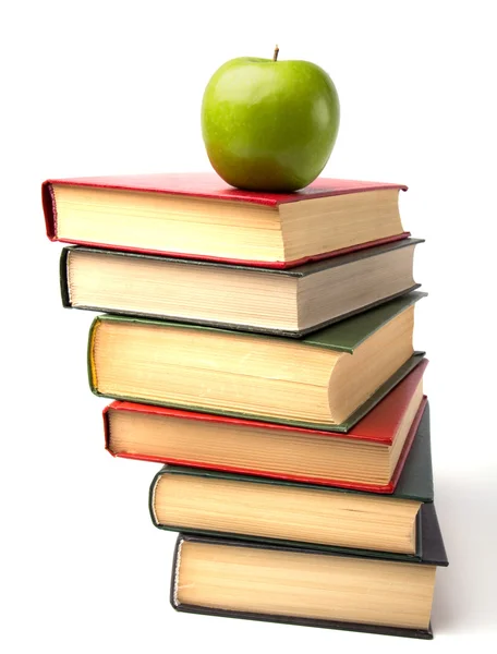 Beyaz arka plan üzerinde izole apple ile kitap yığını — Stok fotoğraf