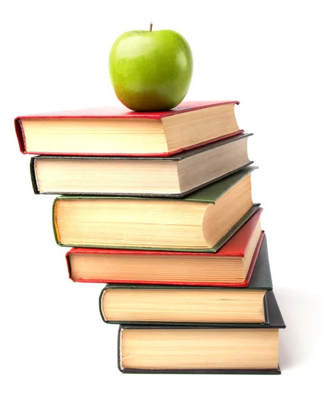 Boek stapel met appel geïsoleerd op witte achtergrond — Stockfoto