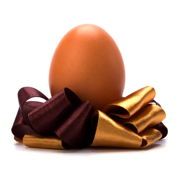 Huevo de Pascua con lazo aislado sobre fondo blanco — Foto de Stock