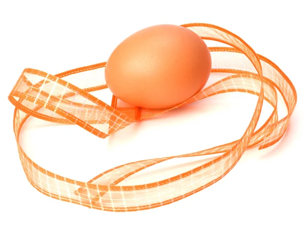 Velikonoční vajíčko s mašlí izolovaných na bílém — Stock fotografie