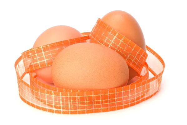 Ovos de Páscoa com fita isolada em branco — Fotografia de Stock
