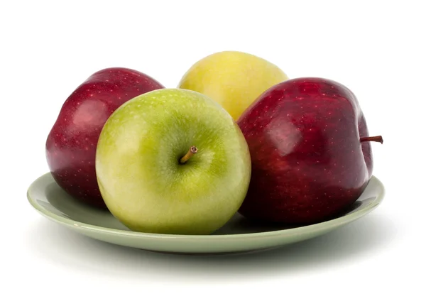 Äpfel stapeln sich auf Teller — Stockfoto