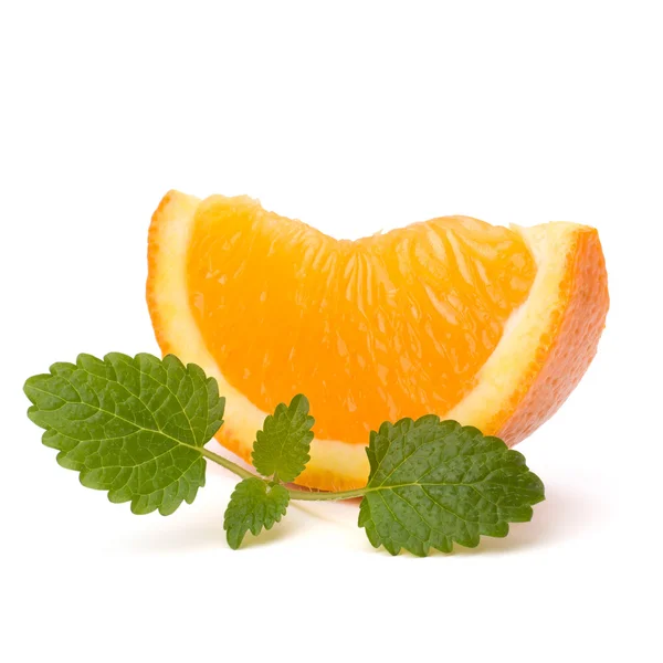 Segmento di frutta arancione e foglia di menta cedro — Foto Stock
