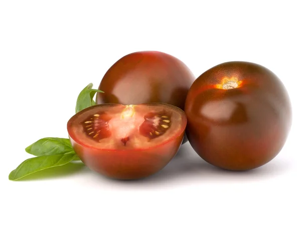 Tomate kumato y hoja de albahaca — Foto de Stock